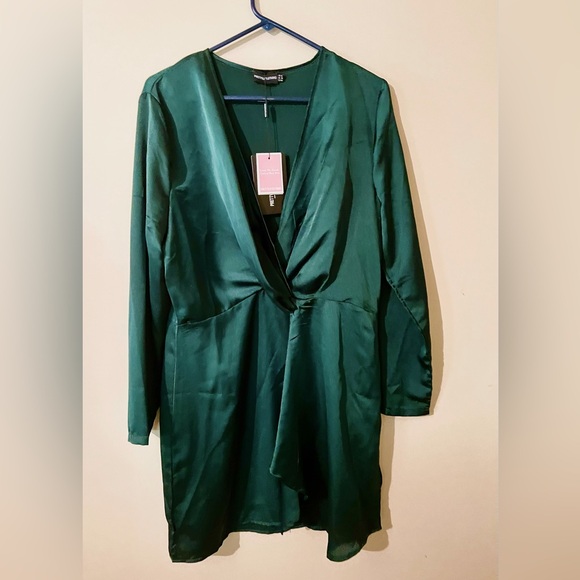 NWT Pretty Little Thing *Plus* Emerald Green Satin Long Sleeve Wrap Dress size M - Picture 4 of 8
